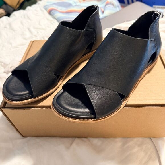 NWOB Sofft Evonne Flat Sandal in Black - Picture 12 of 12